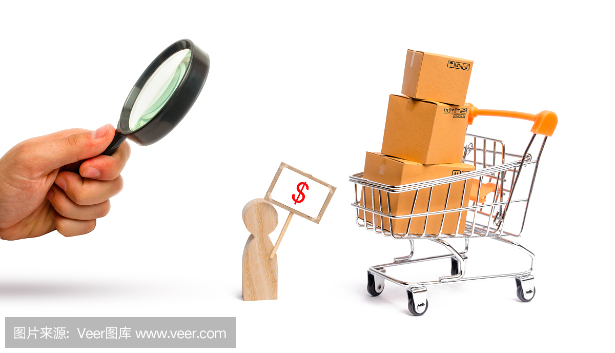 一個(gè)拿著放大鏡在看海報(bào)的男人在賣(mài)商品。裝著箱子和貨物的超市手推車(chē)。商業(yè)和貿(mào)易的概念,產(chǎn)品的銷(xiāo)售和購(gòu)買(mǎi),網(wǎng)上購(gòu)物