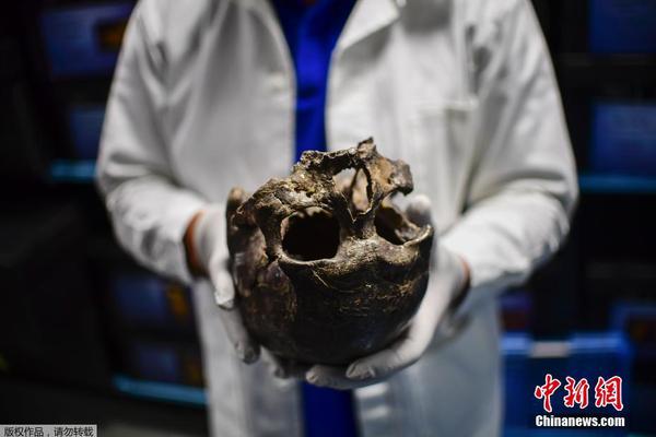 林妙可官方賬號曬出來一組她和同學們的合照