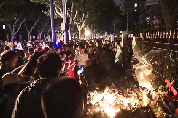 他為中國(guó)導(dǎo)彈雕刻翅膀 零件厚度僅頭發(fā)絲的1/16(圖)